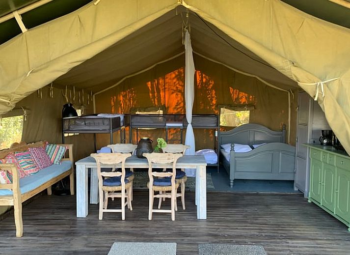 Cottage in Netterden, ein charmantes Safarizelt in Montferland, Gelderland mit gemuetlichem Innenraum und Holzterrasse inmitten der Natur.