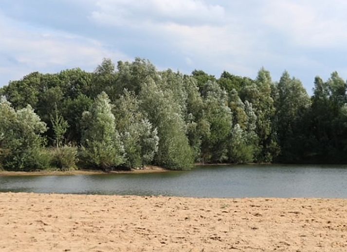 Cottage in Netterden, ein charmantes Safarizelt in Montferland, Gelderland mit gemuetlichem Innenraum und Holzterrasse inmitten der Natur.