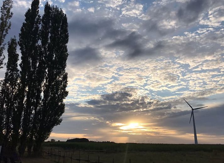 Gemuetliches Interieur von Huisje in Netterden, einem Ferienhaus in Montferland, Gelderland, mit bequemen Betten und einem rustikalen Essbereich.