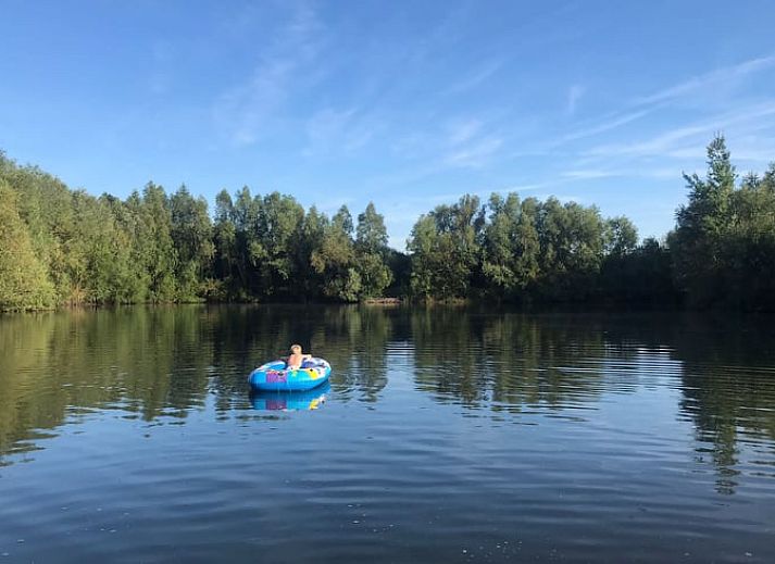 Gemuetliches Interieur von Huisje in Netterden, einem Ferienhaus in Montferland, Gelderland, mit bequemen Betten und einem rustikalen Essbereich.