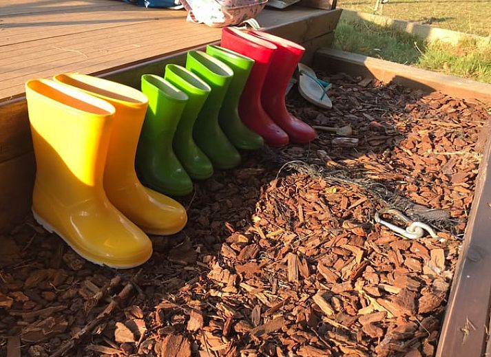 Gemuetliches Interieur von Huisje in Netterden, einem Ferienhaus in Montferland, Gelderland, mit bequemen Betten und einem rustikalen Essbereich.