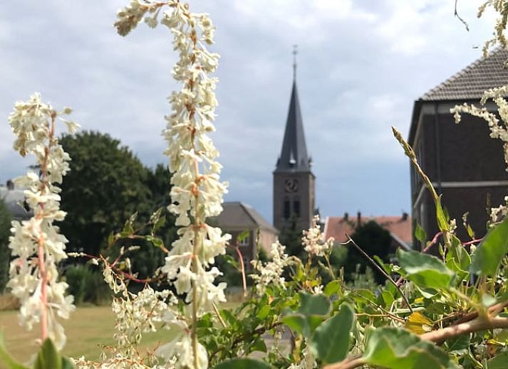 Gemuetliches Interieur von Huisje in Netterden, einem Ferienhaus in Montferland, Gelderland, mit bequemen Betten und einem rustikalen Essbereich.