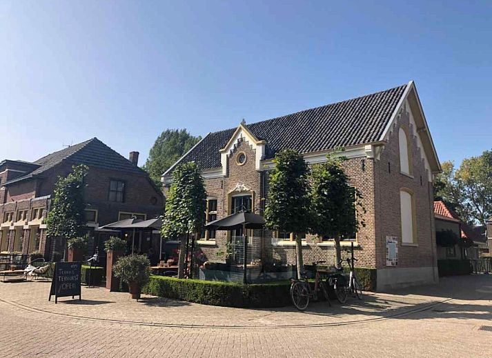 Prachtige zonsondergang boven rivier in de buurt van DG473 Netterden.