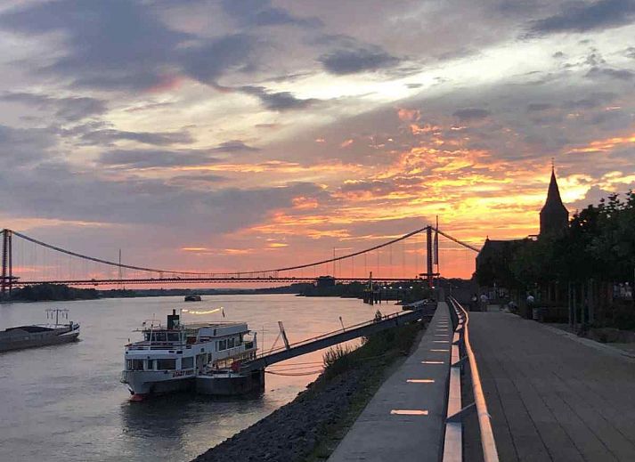 Prachtige zonsondergang boven rivier in de buurt van DG473 Netterden.