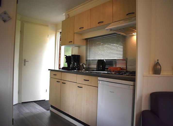 Cozy living room in chalet Vlinderhof, Beekbergen, Veluwe with comfortable seating area and views of nature.