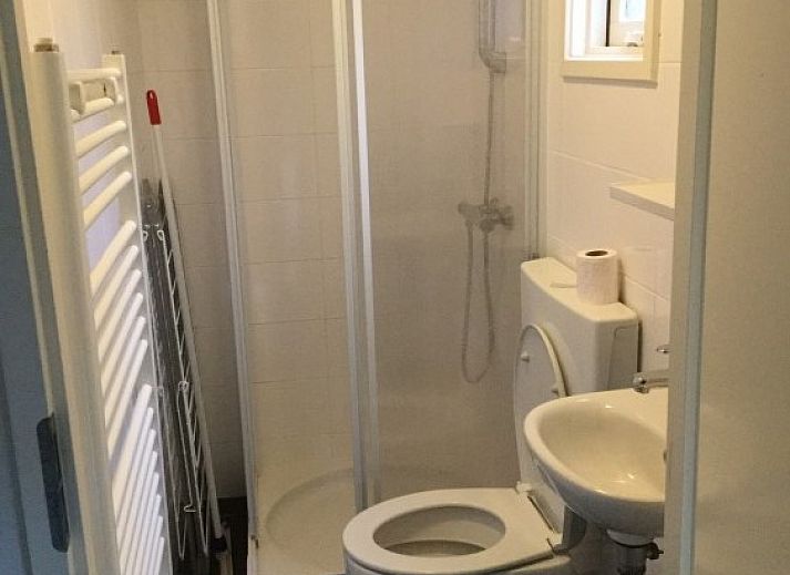 Cozy living room in chalet Vlinderhof, Beekbergen, Veluwe with comfortable seating area and views of nature.