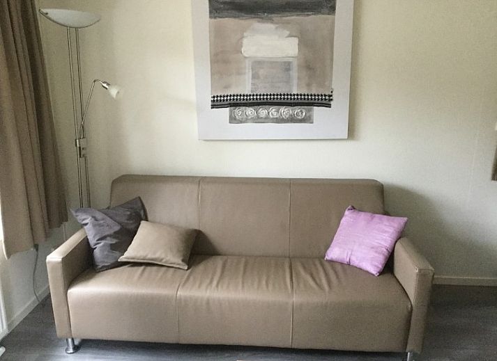 Dining area in chalet Vlinderhof, Beekbergen, Veluwe with modern table and chairs for a cozy meal.