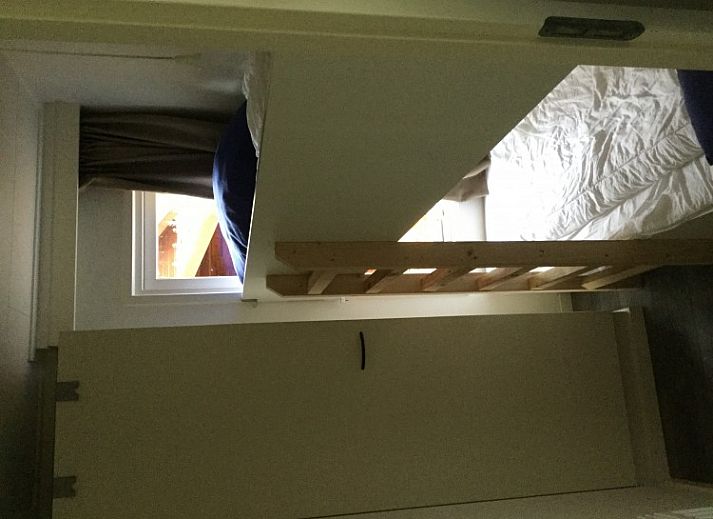 Dining area in chalet Vlinderhof, Beekbergen, Veluwe with modern table and chairs for a cozy meal.
