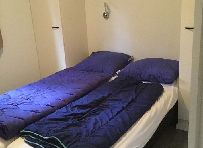 Dining area in chalet Vlinderhof, Beekbergen, Veluwe with modern table and chairs for a cozy meal.