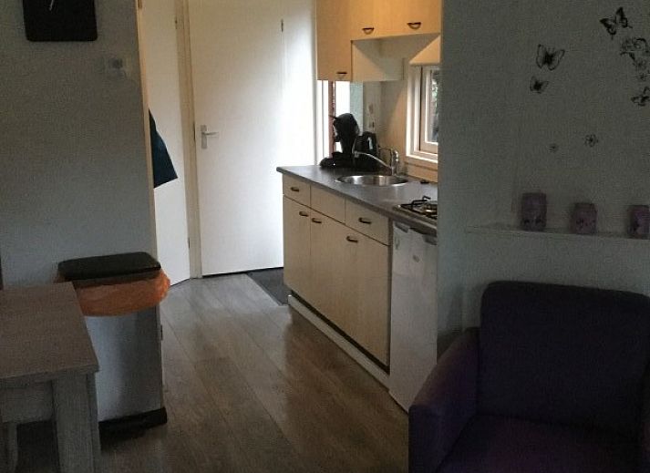 Dining area in chalet Vlinderhof, Beekbergen, Veluwe with modern table and chairs for a cozy meal.