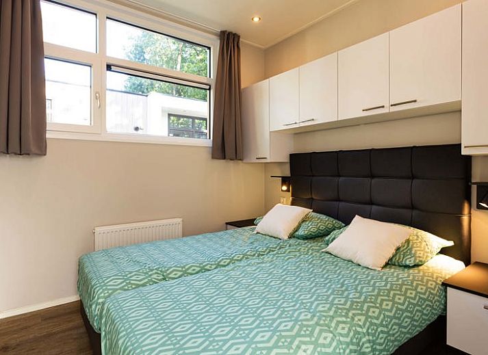 Modul-Spezial 4-Personen-Ferienhaus in Beekbergen, Veluwe, Gelderland, mit sonniger Terrasse und umgeben von gruener Natur.