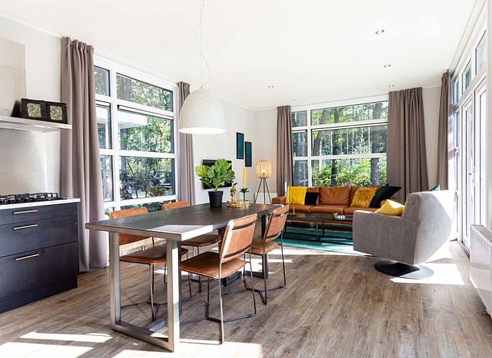 Gemuetliches Schlafzimmer im Modul-Spezial-Ferienhaus fuer 4 Personen in Beekbergen, Veluwe, mit bequemem Bett und Blick auf die Natur.