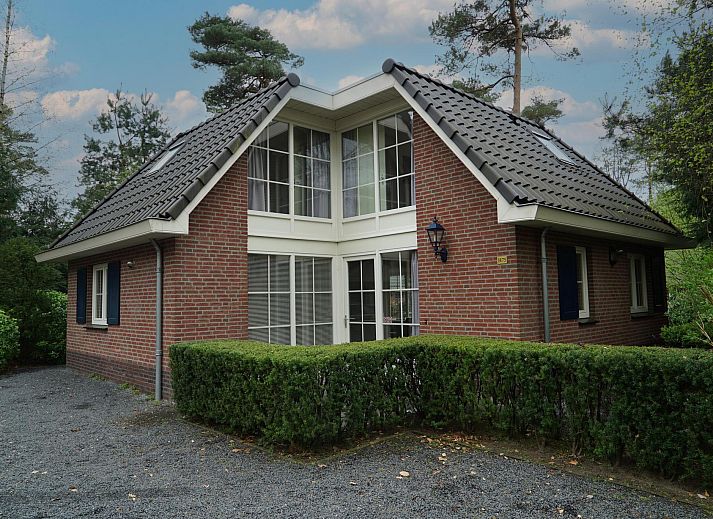 Villa 10, een charmant vakantiehuis in Beekbergen, Veluwe, Gelderland, omgeven door groene natuur en rustieke architectuur.