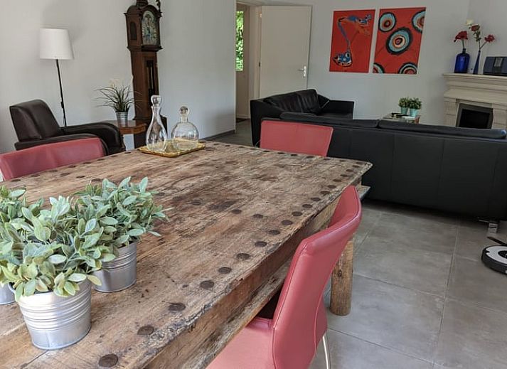 Gemuetliches Wohnzimmer des Ferienhauses in Beekbergen, Ferienhaus in der Region Veluwe in Gelderland, mit moderner Einrichtung und Blick auf die Natur.