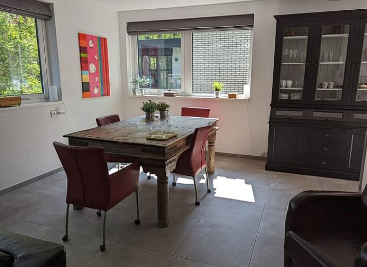 Gemuetliches Wohnzimmer des Ferienhauses in Beekbergen, Ferienhaus in der Region Veluwe in Gelderland, mit moderner Einrichtung und Blick auf die Natur.