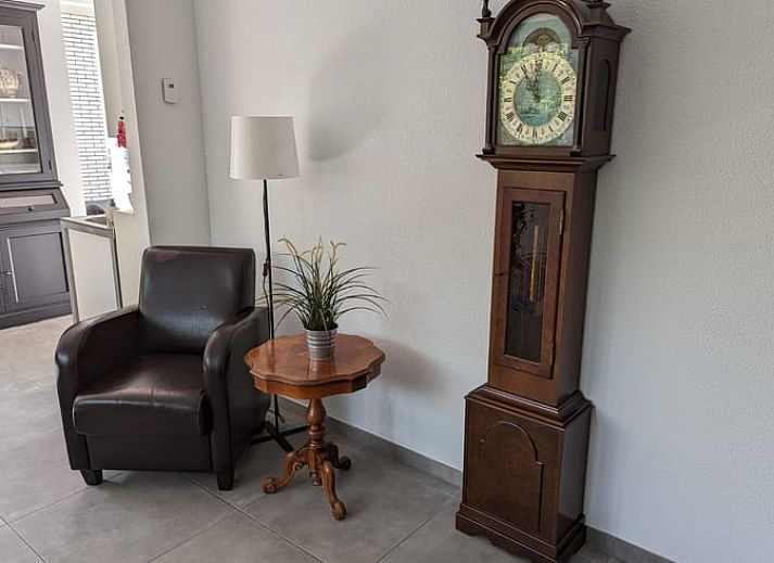 Gemuetliches Wohnzimmer des Ferienhauses in Beekbergen, Ferienhaus in der Region Veluwe in Gelderland, mit moderner Einrichtung und Blick auf die Natur.