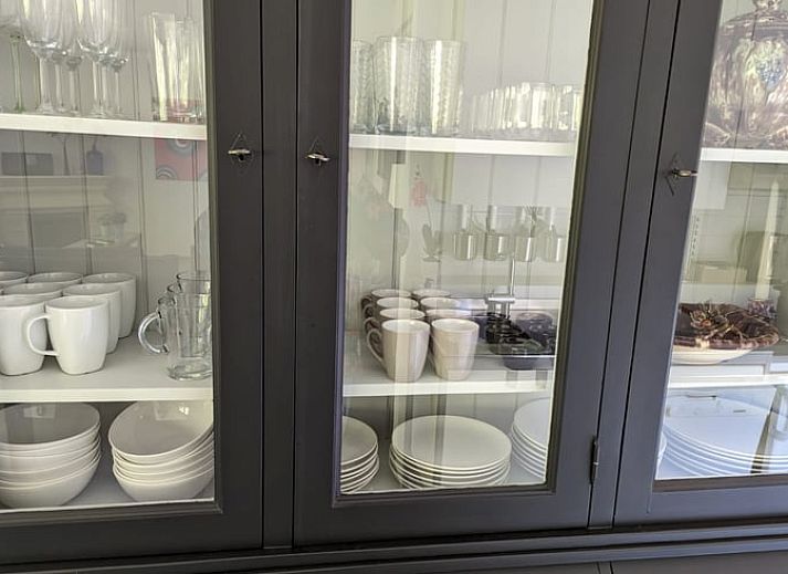 Gemuetliches Wohnzimmer des Ferienhauses in Beekbergen, Ferienhaus in der Region Veluwe in Gelderland, mit moderner Einrichtung und Blick auf die Natur.