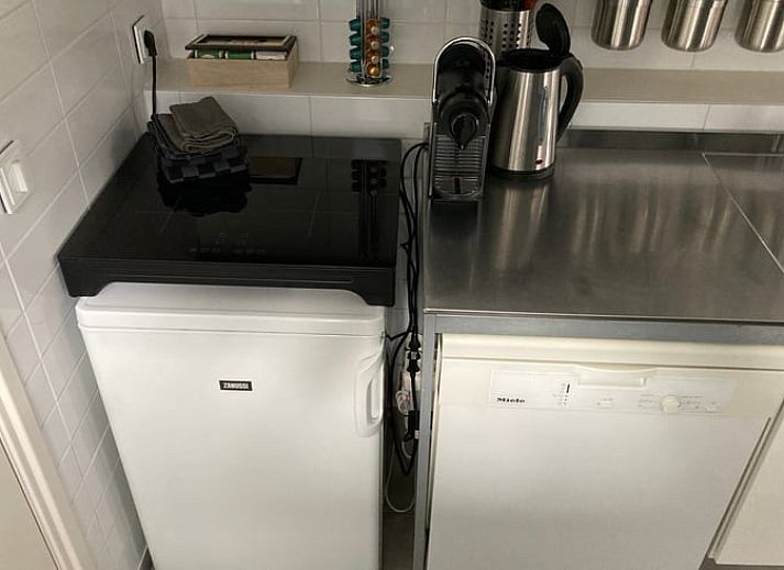 Gemuetliches Wohnzimmer des Ferienhauses in Beekbergen, Ferienhaus in der Veluwe in Gelderland, mit komfortabler Sitzecke und Essbereich.