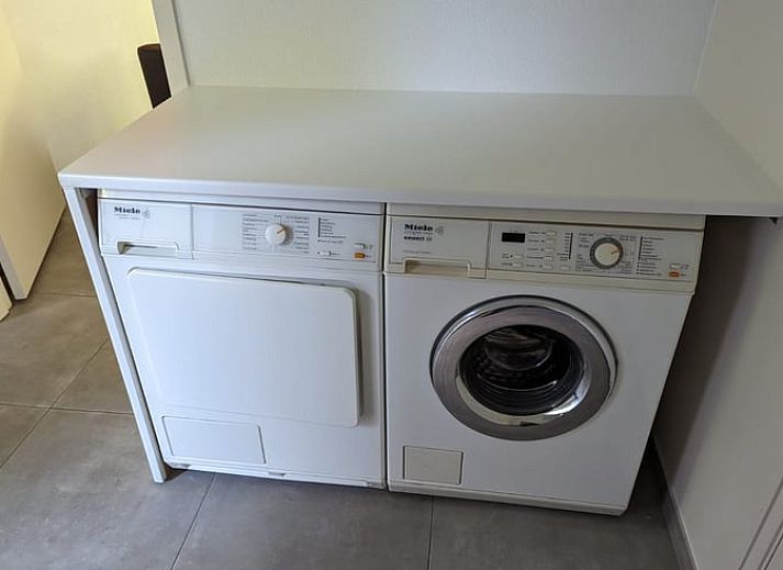 Gemuetliches Wohnzimmer des Ferienhauses in Beekbergen, Ferienhaus in der Veluwe, Gelderland, mit komfortabler Sitzecke und modernem Kamin.