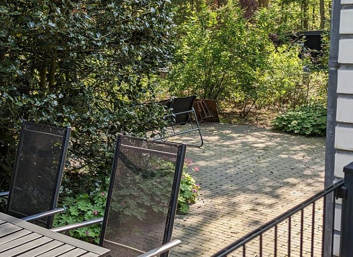 Das Ferienhaus in Beekbergen, ein Ferienhaus in der Region Veluwe in Gelderland, bietet eine ruhige, waldreiche Umgebung mit moderner Architektur und rustikalem Charme.