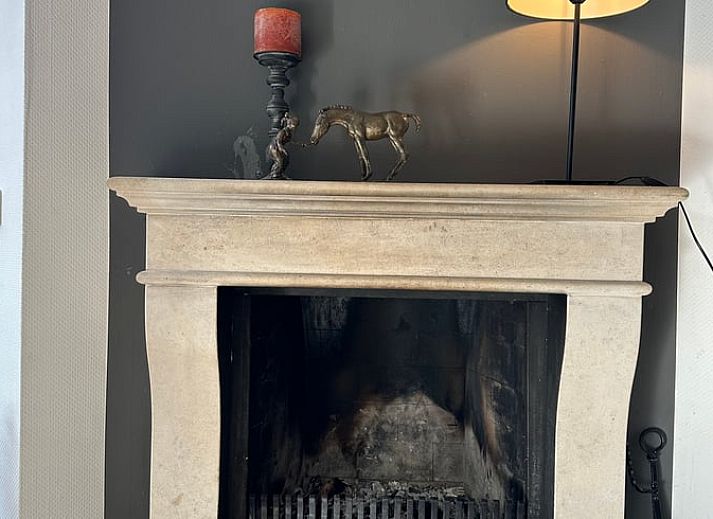 Geniessen Sie den bluehenden Garten im Huisje in Beekbergen, einem Ferienhaus an der Veluwe in Gelderland mit schoener Terrasse und natuerlicher Umgebung.