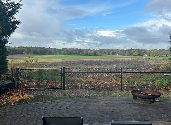 Geniessen Sie den bluehenden Garten im Huisje in Beekbergen, einem Ferienhaus an der Veluwe in Gelderland mit schoener Terrasse und natuerlicher Umgebung.
