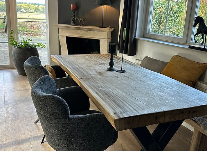 Geniessen Sie luxurioese Entspannung im Jacuzzi im Huisje in Beekbergen, einem Ferienhaus an der Veluwe in Gelderland.