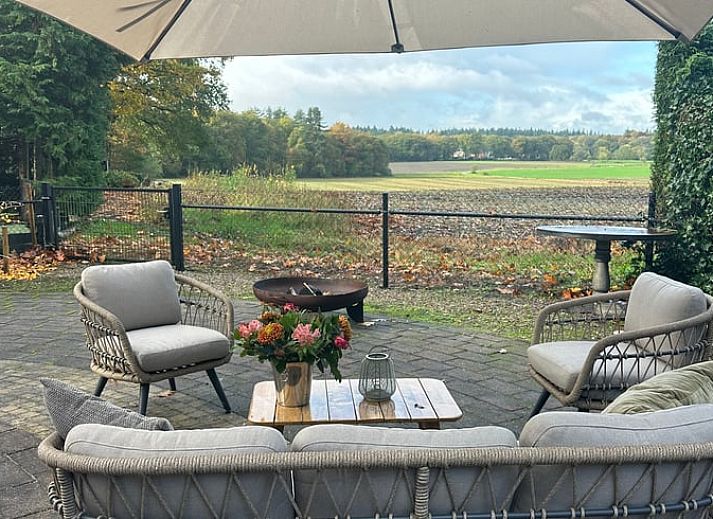 Geniessen Sie luxurioese Entspannung im Jacuzzi im Huisje in Beekbergen, einem Ferienhaus an der Veluwe in Gelderland.