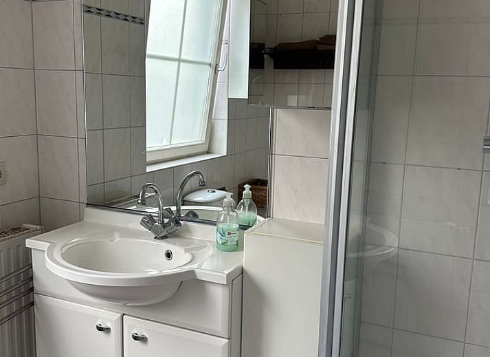 Geniessen Sie luxurioese Entspannung im Jacuzzi im Huisje in Beekbergen, einem Ferienhaus an der Veluwe in Gelderland.