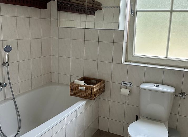 Geniessen Sie luxurioese Entspannung im Jacuzzi im Huisje in Beekbergen, einem Ferienhaus an der Veluwe in Gelderland.