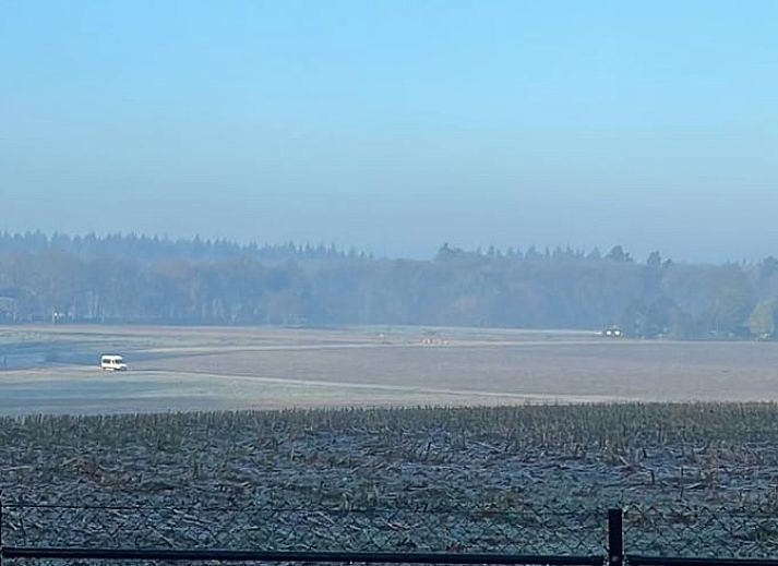 Gemuetliches Schlafzimmer in Cottage in Beekbergen, Ferienhaus in Veluwe, Gelderland, mit bequemem Stuhl und modernem Kleiderschrank.