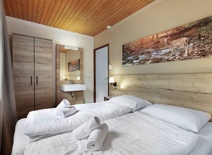 Gemuetliches Wohnzimmer mit Kamin im Heideheuvel Bungalow, Beekbergen, Veluwe.