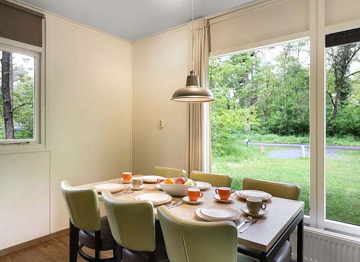 Gemuetliches Wohnzimmer mit Kamin im Heideheuvel Bungalow, Beekbergen, Veluwe.