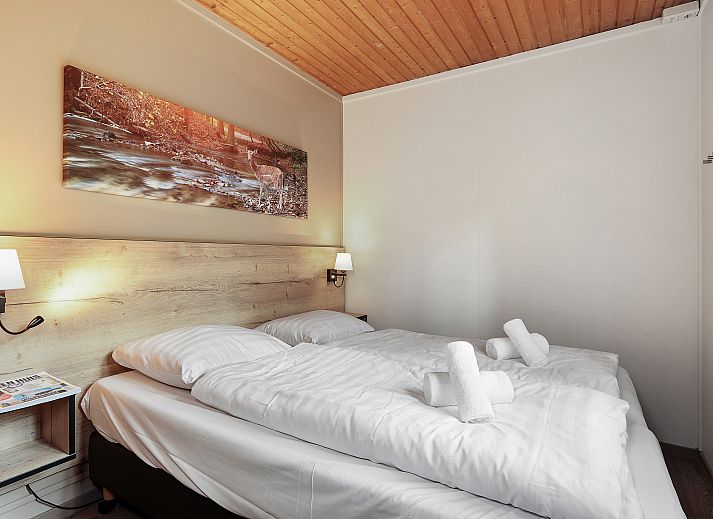 Gemuetliches Wohnzimmer mit Kamin im Heideheuvel Bungalow, Beekbergen, Veluwe.