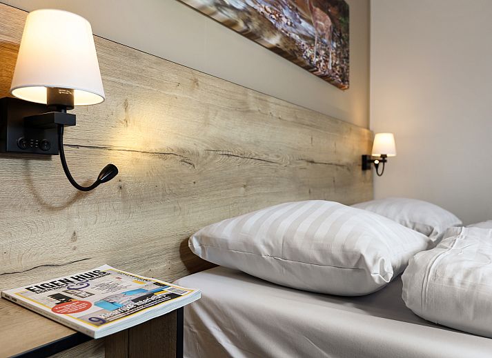 Helle Sitzecke im Ferienhaus Heideheuvel, Beekbergen, Veluwe, mit Blick auf die Natur.