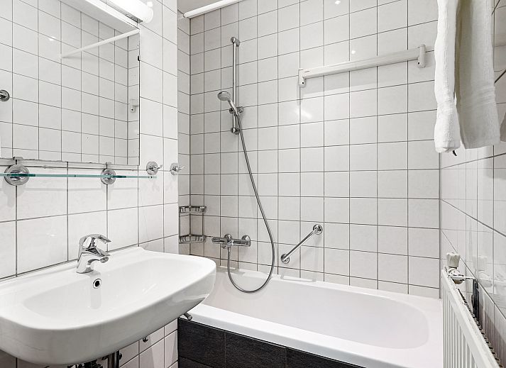 Helle Sitzecke im Ferienhaus Heideheuvel, Beekbergen, Veluwe, mit Blick auf die Natur.