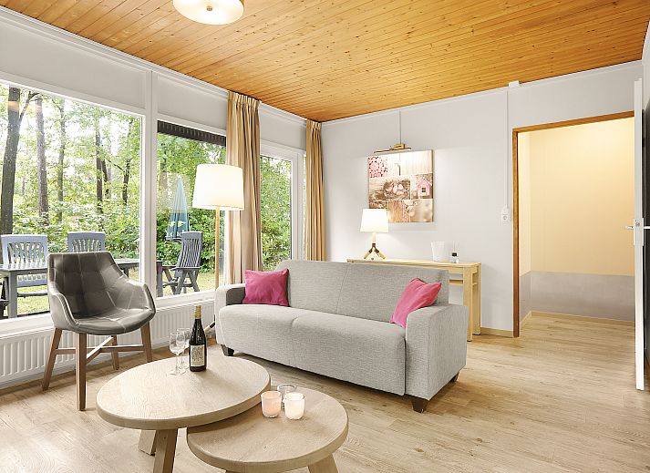 Gemuetliches Wohnzimmer im Heideheuvel 2-Bett-Bungalow, Beekbergen, Veluwe. Gemuetliche Einrichtung mit Blick auf die Natur.
