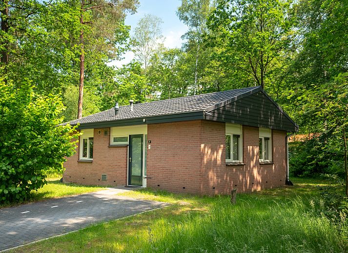 Stilvoller Kamin im Heideheuvel 2-Bett-Bungalow, Beekbergen, Veluwe. Perfekt fuer einen gemuetlichen Abend im Ferienhaus.