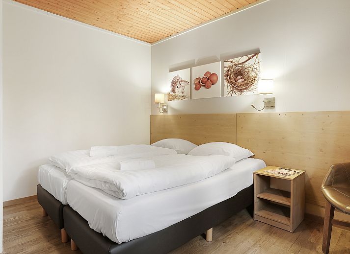 Erholsames Schlafzimmer im Heideheuvel 2-Bett-Bungalow, Beekbergen, Veluwe. Bequeme Betten fuer eine gute Nachtruhe.