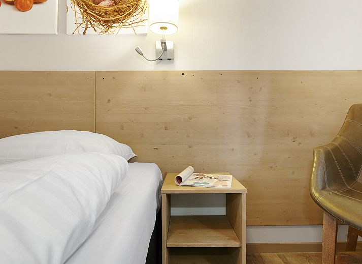 Erholsames Schlafzimmer im Heideheuvel 2-Bett-Bungalow, Beekbergen, Veluwe. Bequeme Betten fuer eine gute Nachtruhe.