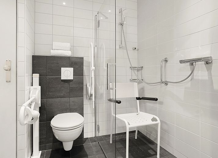 Erholsames Schlafzimmer im Heideheuvel 2-Bett-Bungalow, Beekbergen, Veluwe. Bequeme Betten fuer eine gute Nachtruhe.