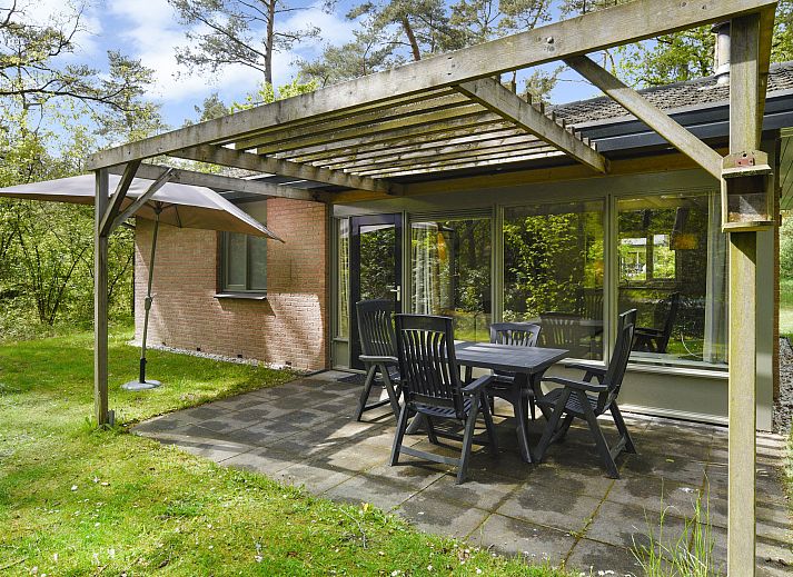 Stimmungsvoller Kamin mit Wein in Heideheuvel 4-Bett-Bungalow, Veluwe.
