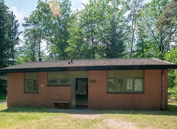 Knusse open haard in de Heideheuvel bungalow 6CE1, Beekbergen, Veluwe, ideaal voor ontspannen avonden.