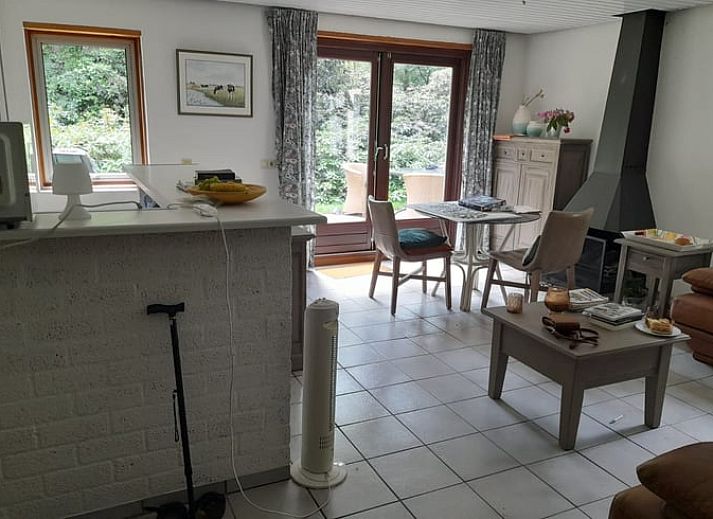 Ferienhaus in Beekbergen, Veluwe, Gelderland, mit einem sonnigen Garten, umgeben von Natur und rustikalen Backsteinmauern.