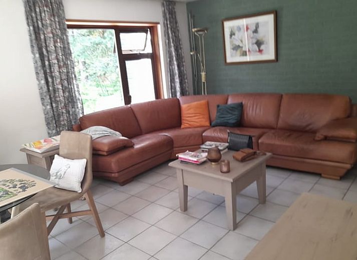 Geniessen Sie den sonnigen Garten und die Terrasse beim Ferienhaus in Beekbergen, einer charmanten Ferienunterkunft in der Region Veluwe in Gelderland.