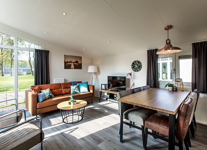 Gezellige slaapkamer in Rialto 6 personen Wellness vakantiehuis, Beekbergen, Veluwe, met comfortabele bedden en sfeervolle inrichting.