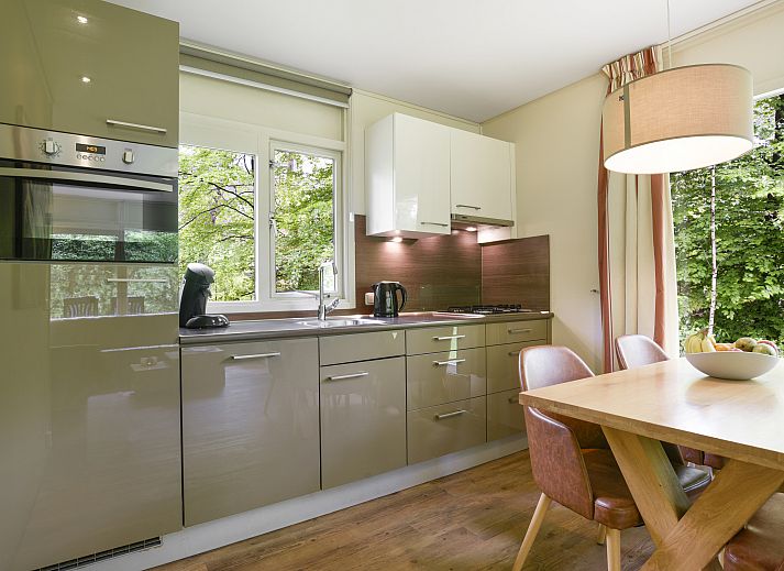 Gezellige zithoek met open haard in Heideheuvel bungalow, Beekbergen, Veluwe.