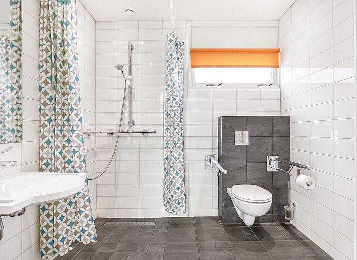 Ruime badkamer in Heideheuvel 4-persoons bungalow, Beekbergen, Veluwe, met moderne voorzieningen en toegankelijkheid.