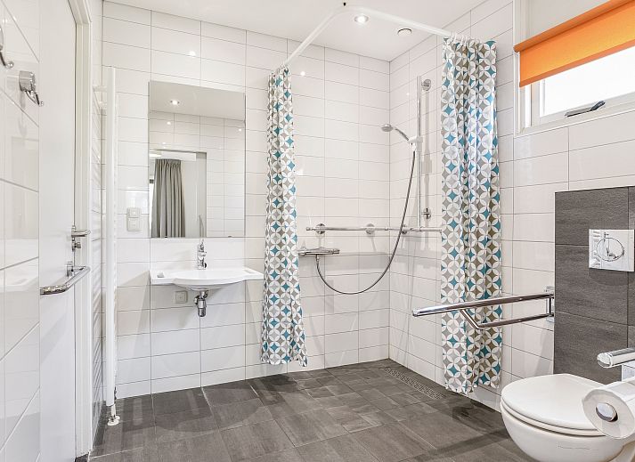 Ruime badkamer in Heideheuvel 4-persoons bungalow, Beekbergen, Veluwe, met moderne voorzieningen en toegankelijkheid.