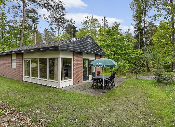 Buitenkant van Heideheuvel 4-persoons bungalow in Beekbergen, Veluwe, omgeven door groene natuur.